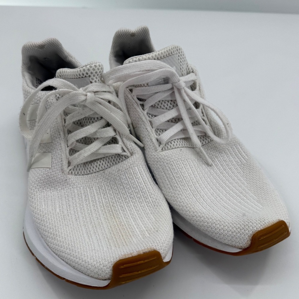 Adidas Swift Run Shoes sz 8.5 White Knit Gum Sole Sneaker Gym Running Workout